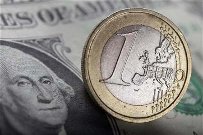 اليورو يحتفظ بمكاسبه أمام الدولار عقب البيانات